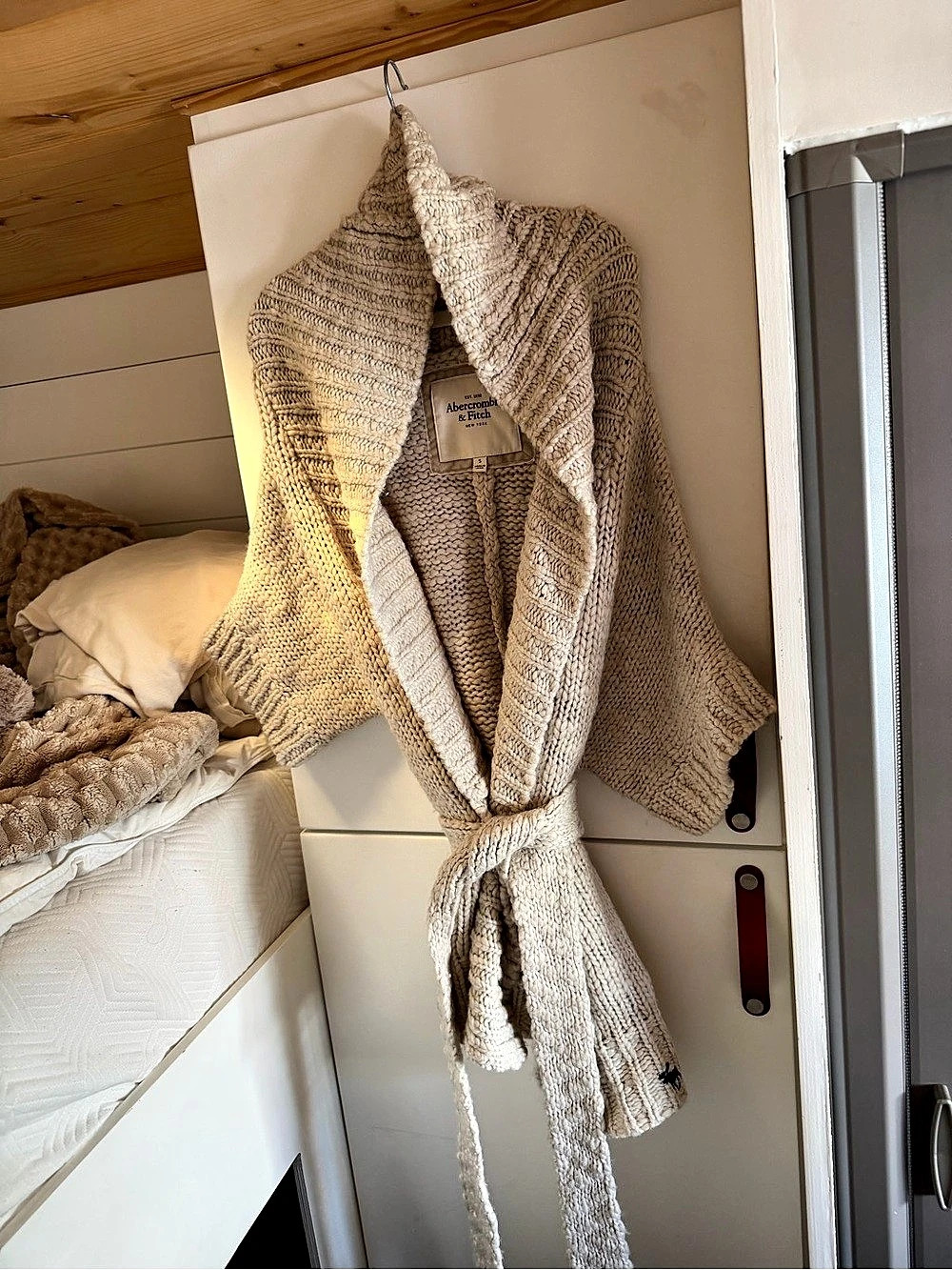 Y2K Abercrombie & Fitch beige knit wrap cardigan with a shawl collar w/ tie belt